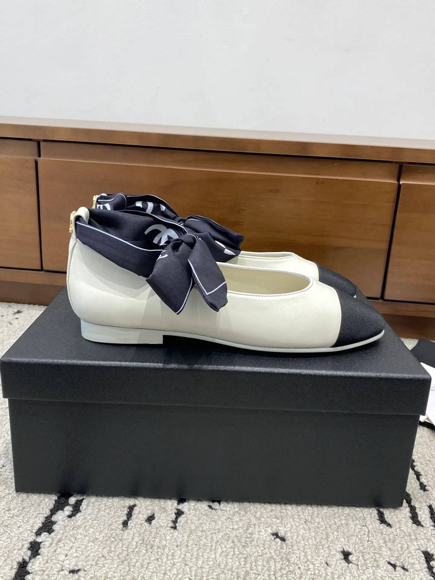 👟👟Ex-factory price 580👟👟 🍀CHANEL2026 early autumn new model, Mary Jane leather cover Chanel Xiaoxiang C home flat ribbon 🎀Comfortable ballet shoes Customized catwalk haute couture, simple yet sweet and playful Solid color fabric is refreshing and easy to wear Buckle design shoes are more heeling Upper: Customized sheepskin Inner foot pad: sheepskin Sole: Italian genuine leather sole Number of yards: 35-40 (customized 40 pieces are non-refundable)